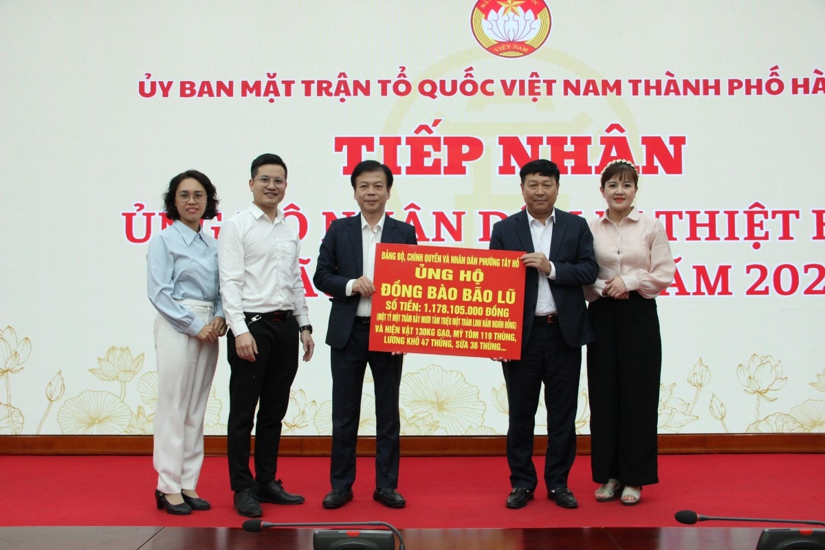 De permanente vicevoorzitter van het Vietnamese Vaderlandsfrontcomité van de stad Hanoi, Pham Anh Tuan, ontving de donatie van het partijcomité, de regering en de mensen van de wijk Tay Ho. Foto: PV