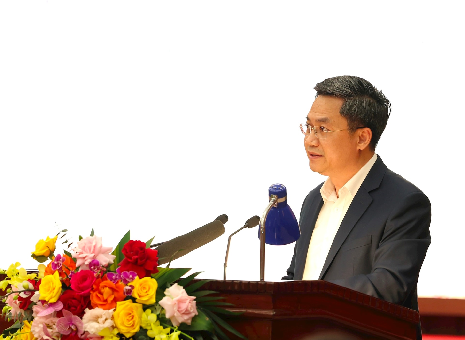 Trưởng ban Tổ chức Thành ủy Hà Minh Hải trình bày Tờ trình của Ban Thường vụ Thành ủy về Quy định của Thành ủy về phân cấp quản lý cán bộ. Ảnh: Viết Thành