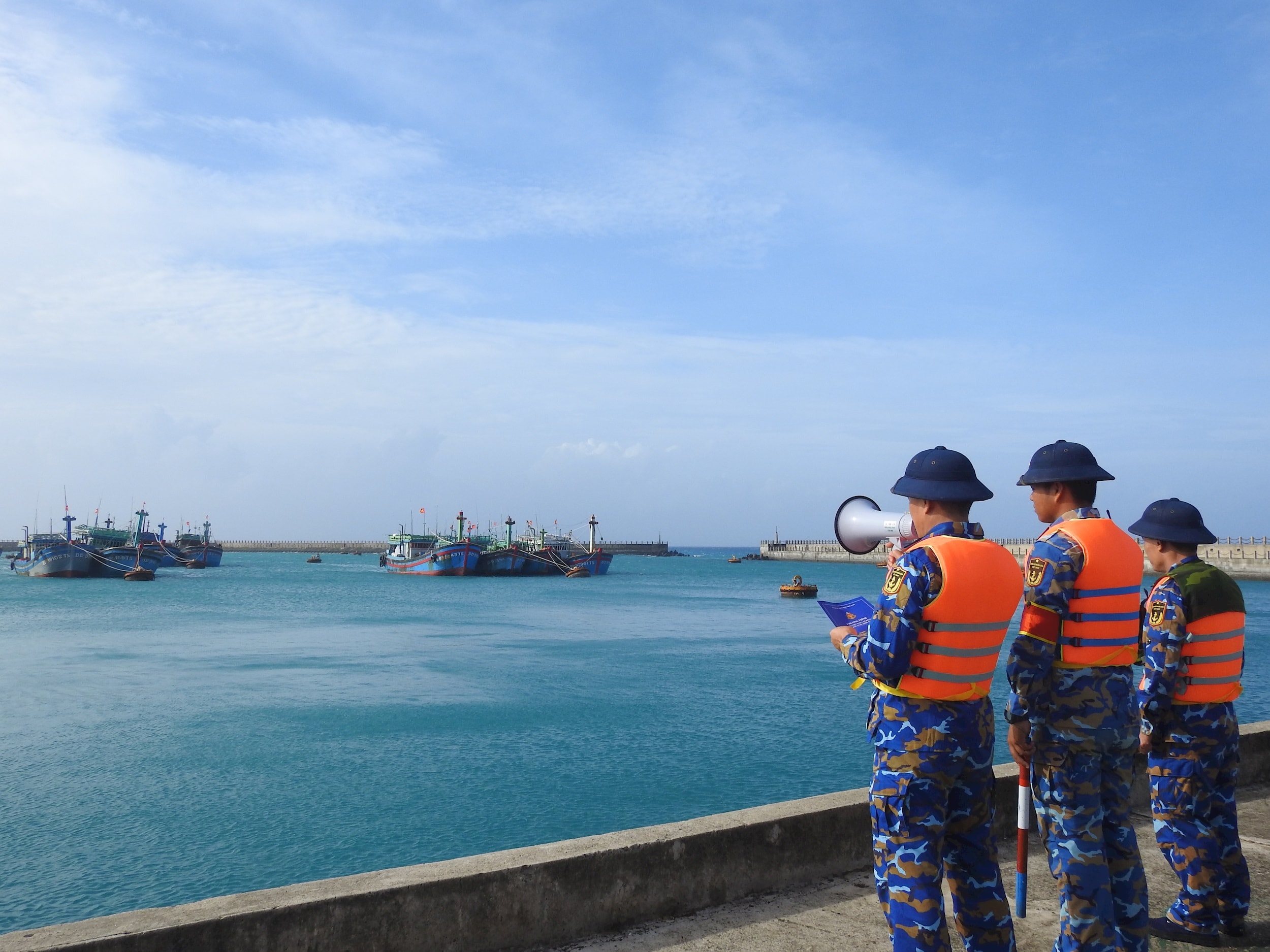 6.tuyen-truyen-cho-ngu-dan-phong-tranh-con-bao-so-15.jpg