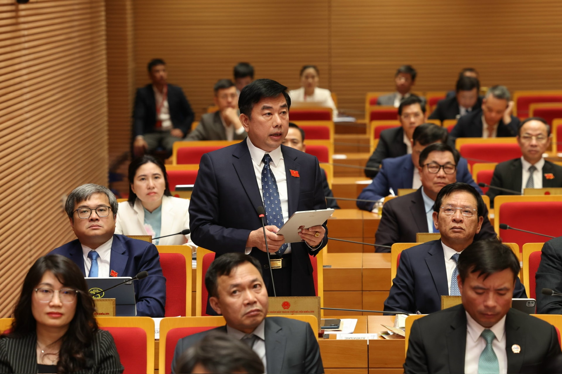 হ্যানয় মোই সংবাদপত্রের প্রধান সম্পাদক, প্রতিনিধি নগুয়েন মিন ডুক, সভাকক্ষে আলোচনা করেছেন। ছবি: ভিয়েত থান