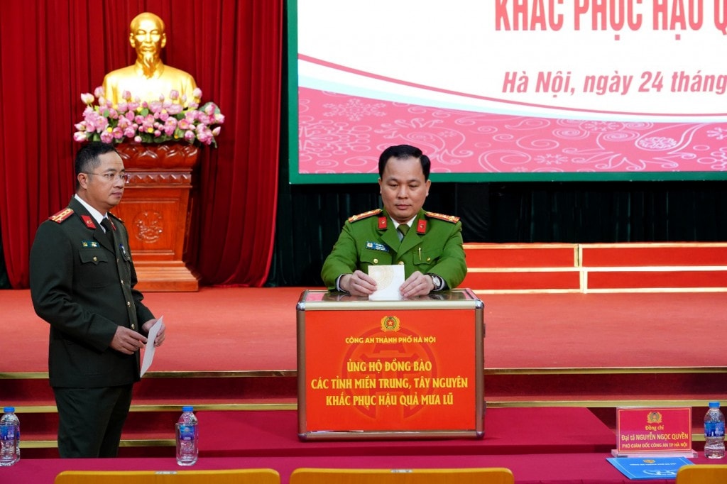 Các đồng chí trong Ban Giám đốc Công an TP Hà Nội ủng hộ đồng bào bị bão lũ
