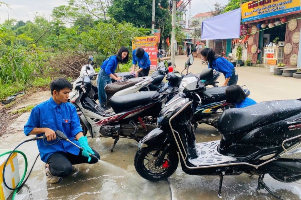 Đoàn viên, thanh niên xã Quảng Oai rửa xe gây quỹ 