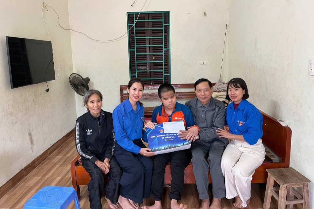 Tuổi trẻ Quảng Oai trao tặng quà đến thiếu nhi có hoàn cảnh khó khăn 