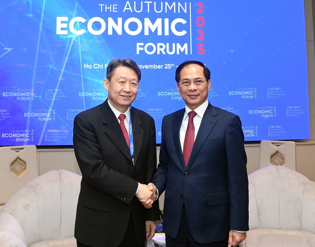 Phó Thủ tướng Bùi Thanh Sơn tiếp Phó Chủ nhiệm Trung tâm Nghiên cứu phát triển (DRC) Quốc vụ viện Trung Quốc Long Quốc Cường - Ảnh: VGP/Hải Minh