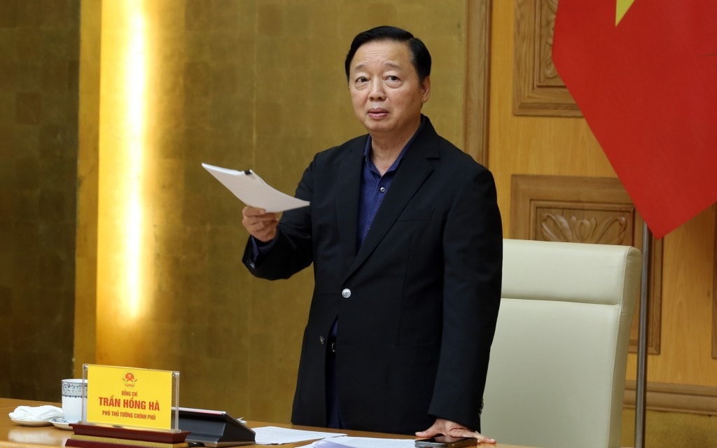 Phó Thủ tướng Trần Hồng Hà chia sẻ sâu sắc với các gia đình có người thân thiệt mạng do đợt bão, lũ vừa qua - Ảnh: VGP/Minh Khôi