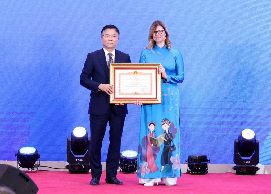 Phó Thủ tướng Lê Thành Long trao bằng khen của Thủ tướng Chính phủ cho UNICEF tại Việt Nam về những đóng góp trong công tác chăm sóc, giáo dục và bảo vệ trẻ em Việt Nam - Ảnh VGP/Đức Tuân