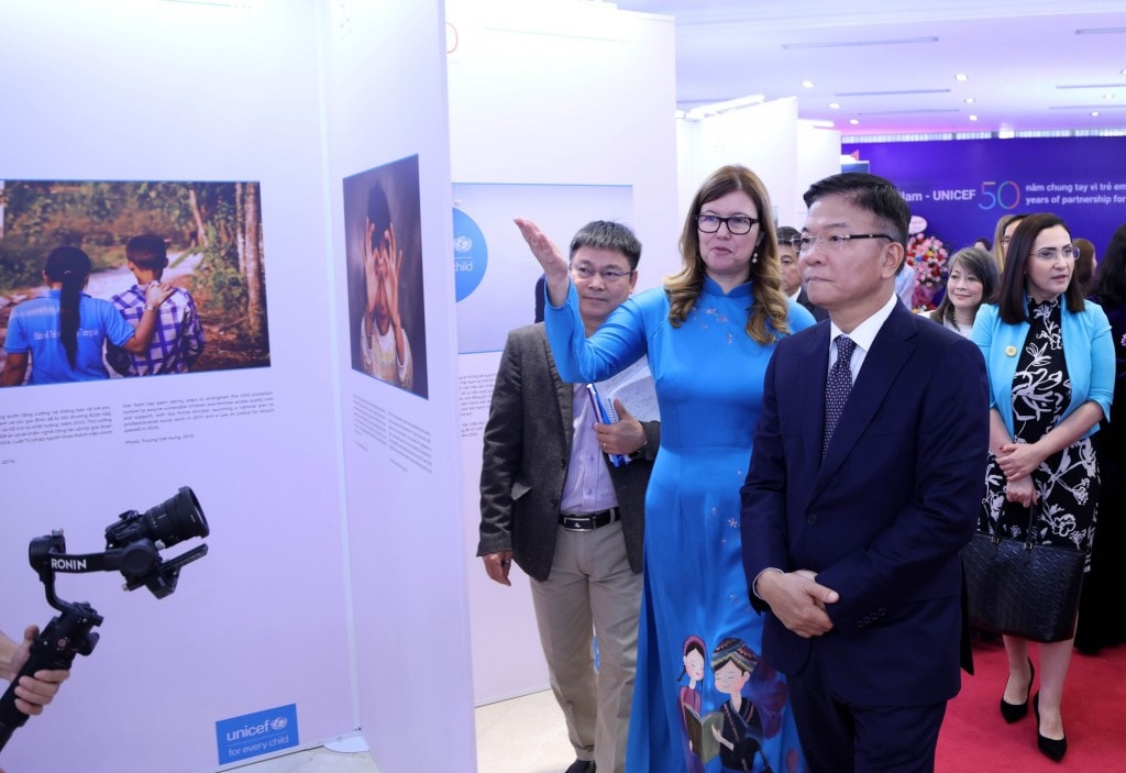 Bà Silvia Danailov, Trưởng đại diện UNICEF tại Việt Nam giới thiệu với Phó Thủ tướng Lê Thành Long về những hình ảnh 50 năm hợp tác Việt Nam – UNICEF và thành tựu 35 năm thực hiện Công ước của LHQ về quyền trẻ em của Việt Nam - Ảnh VGP/Đức Tuân