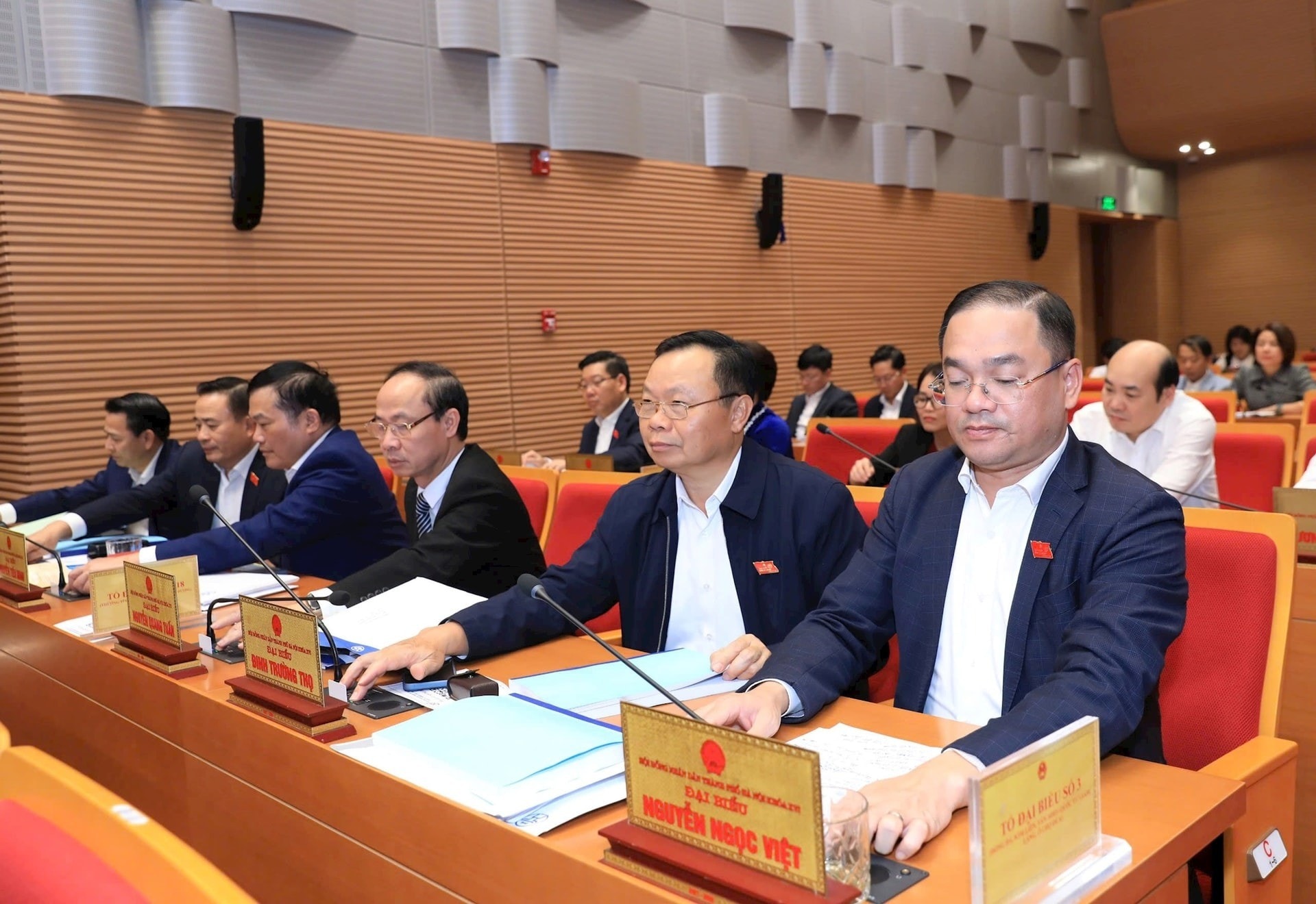 Các đại biểu bấm nút thông qua Nghị quyết