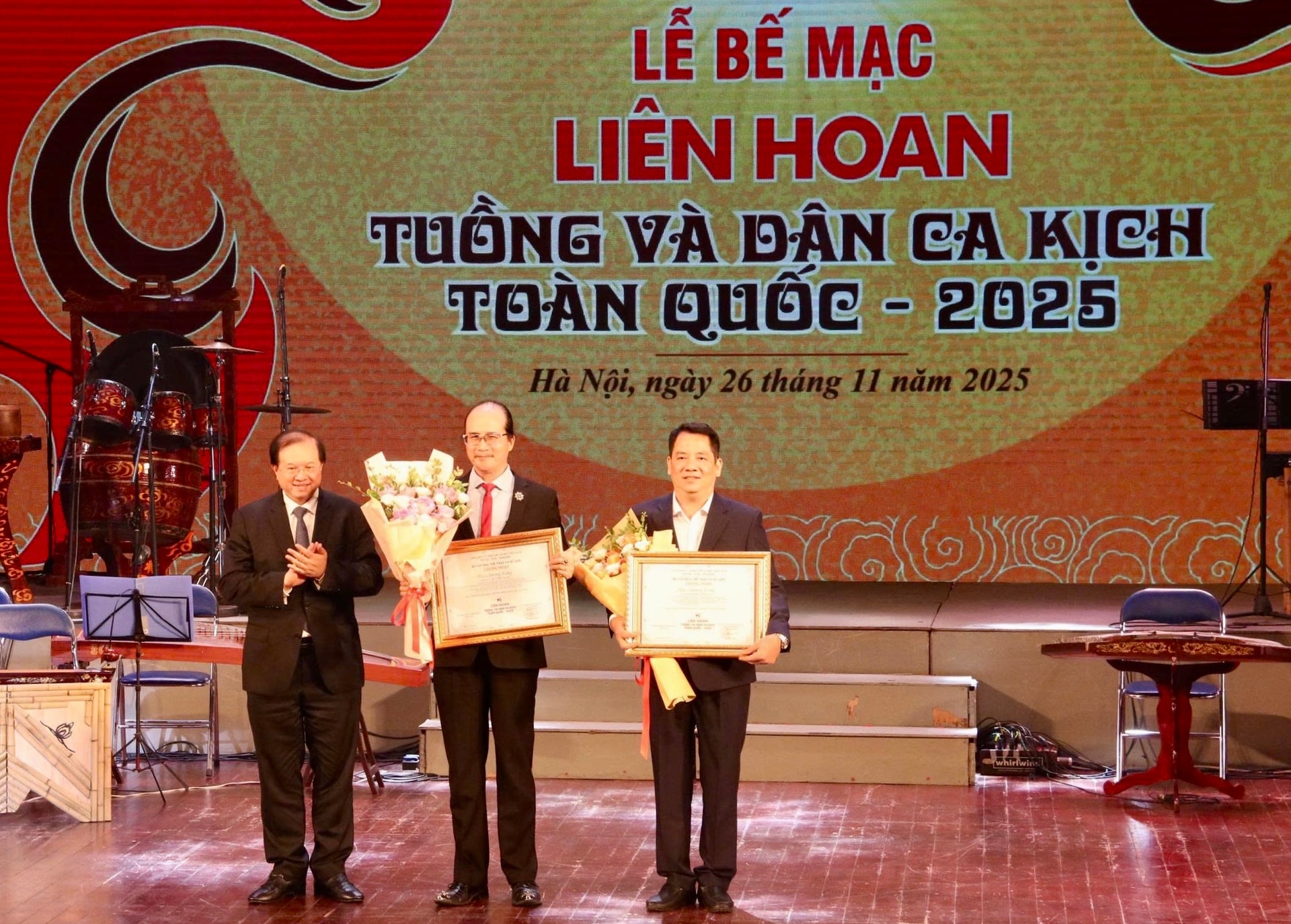 be-mac-tuong-dan-ca-kich-.jpg