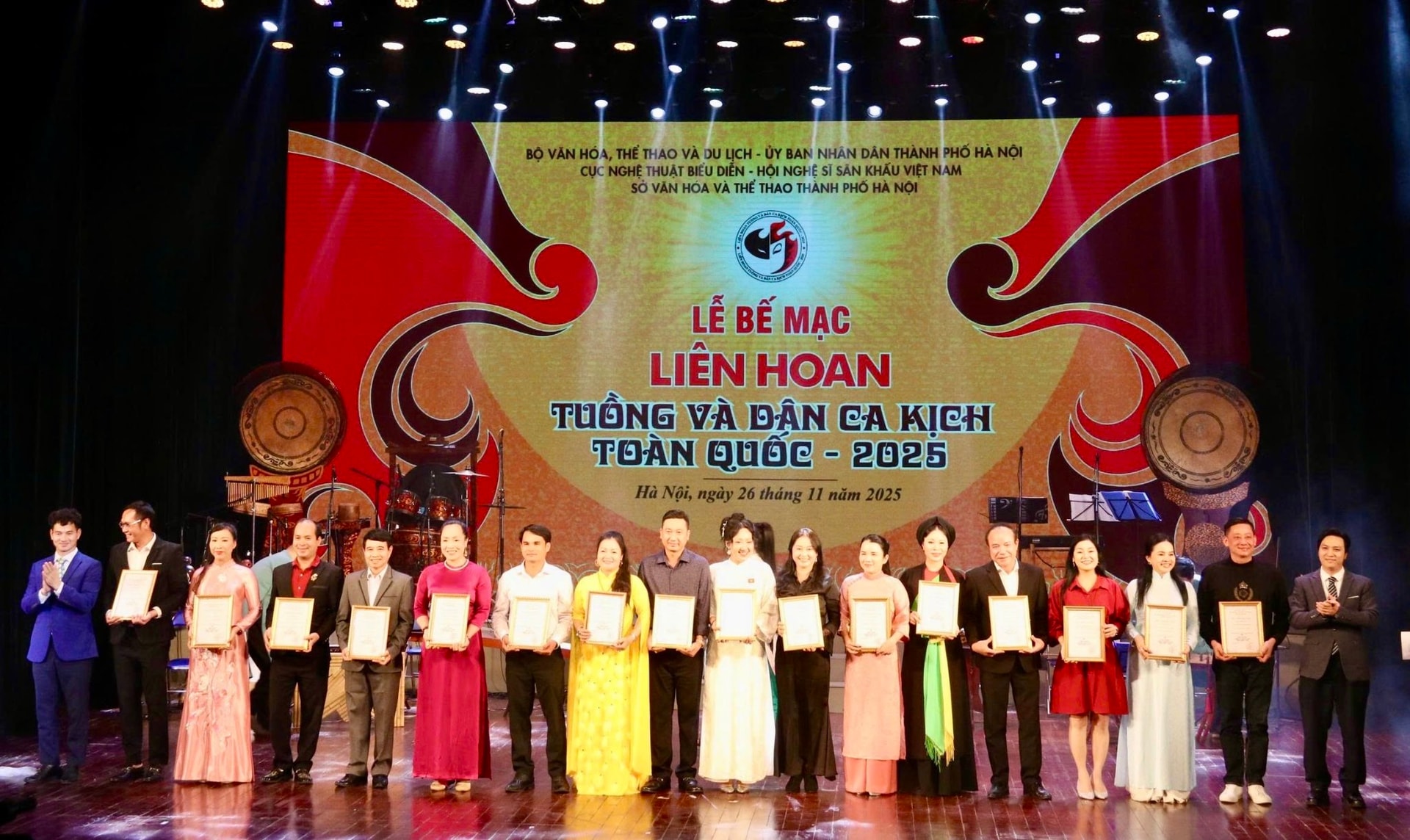 be-mac-tuong-va-dan-ca-kich-dv.jpg
