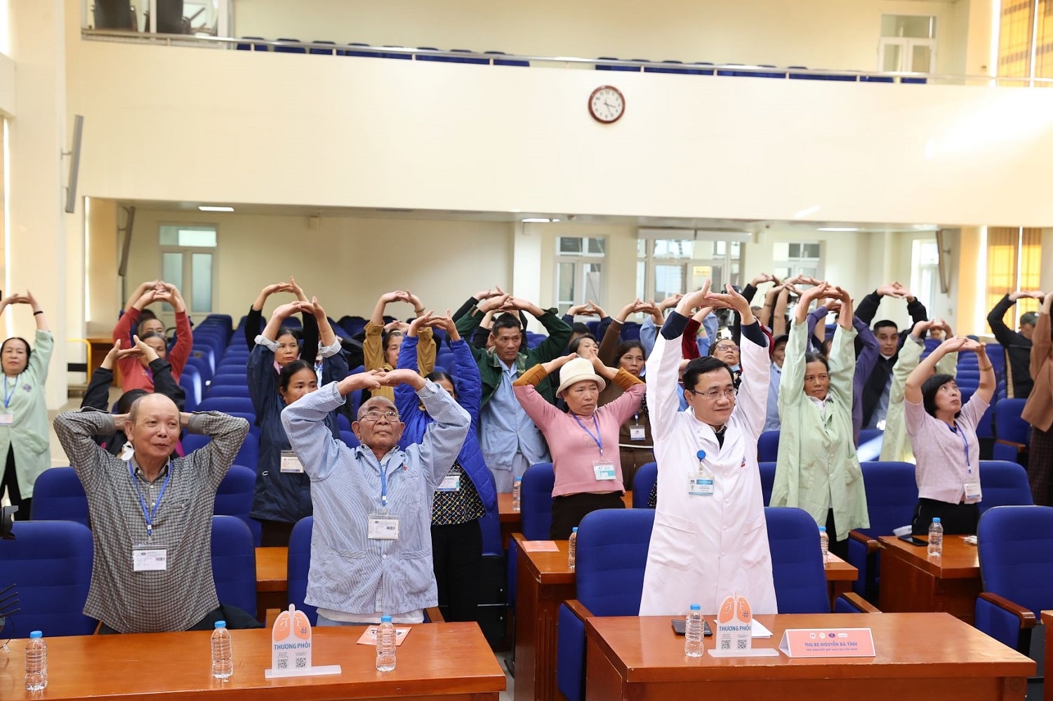 dai-dien-quy-ngay-mai-tuoi-sang-tham-gia-buoi-sinh-hoat-cung-cac-benh-nhan-ung-thu-tai-benh-vien-k.jpg