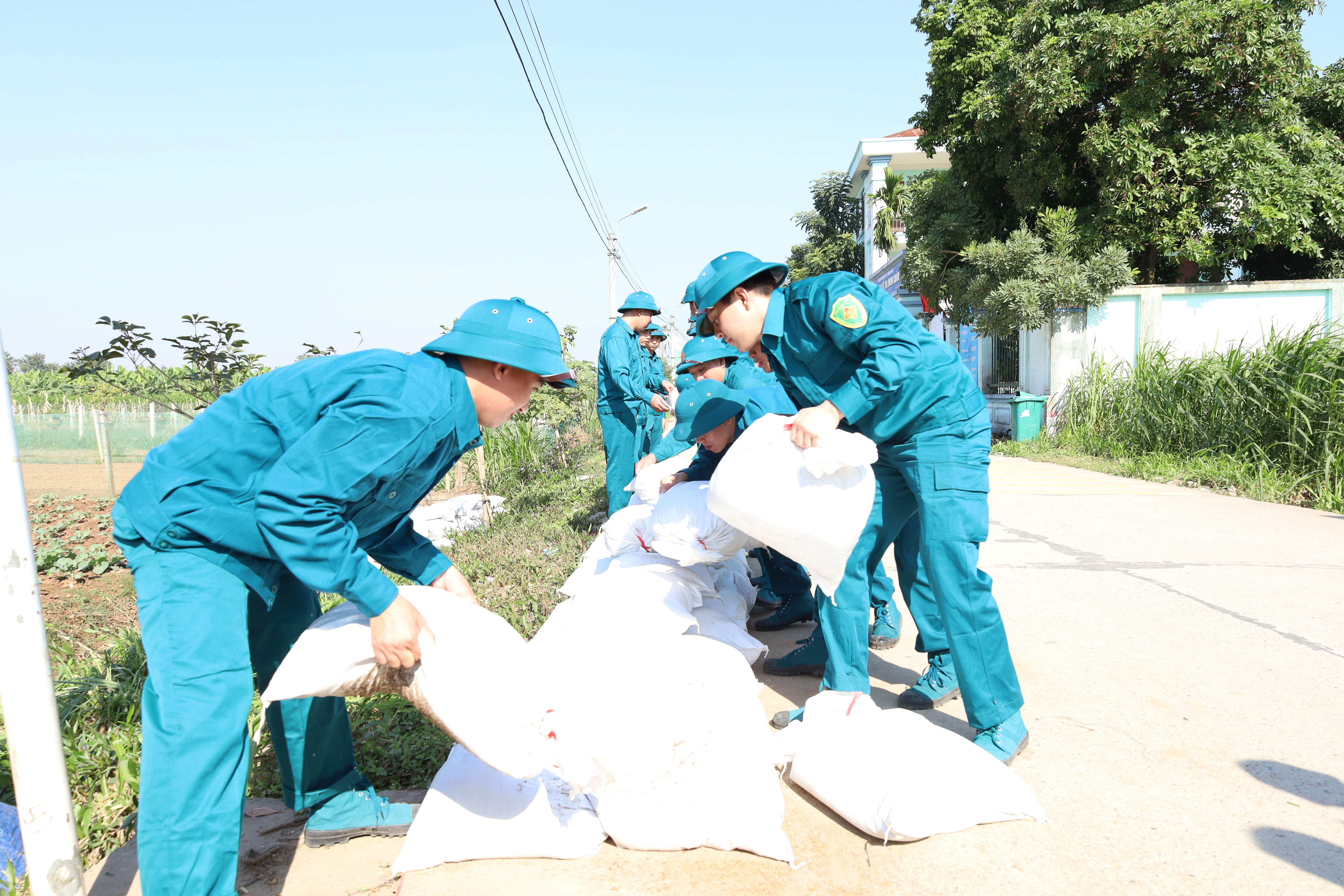 Lực lượng xung kích phòng chống thiên tai xã Minh Châu diễn tập tình huống chống lũ tràn vào khu dân cư. Ảnh: Kim Nhuệ