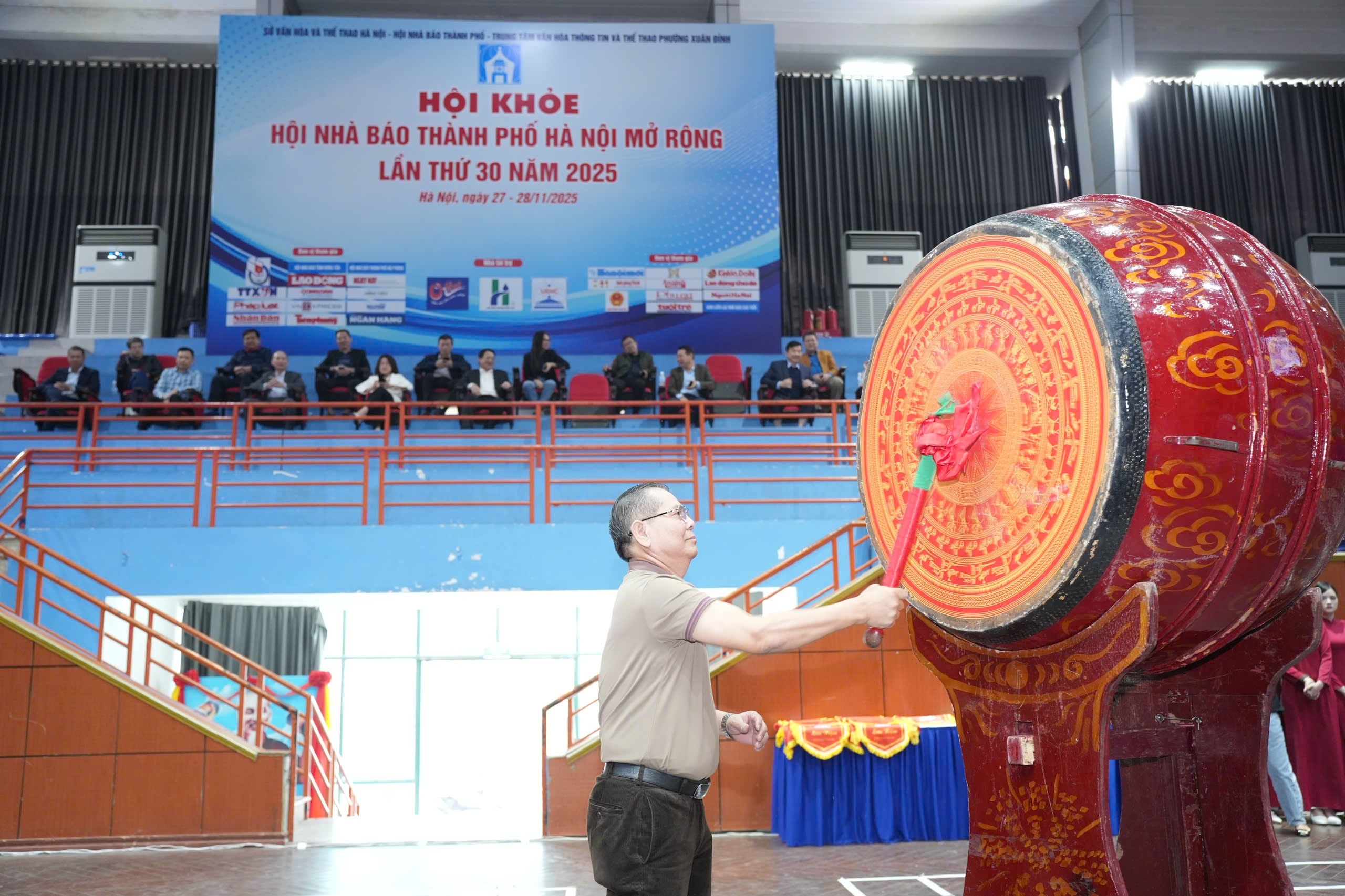 Đồng chí Tô Quang Phán - Ủy viên Ban Thường vụ Hội Nhà báo Việt Nam, Chủ tịch Hội Nhà báo TP Hà Nội đánh trống khai mạc hội khỏe