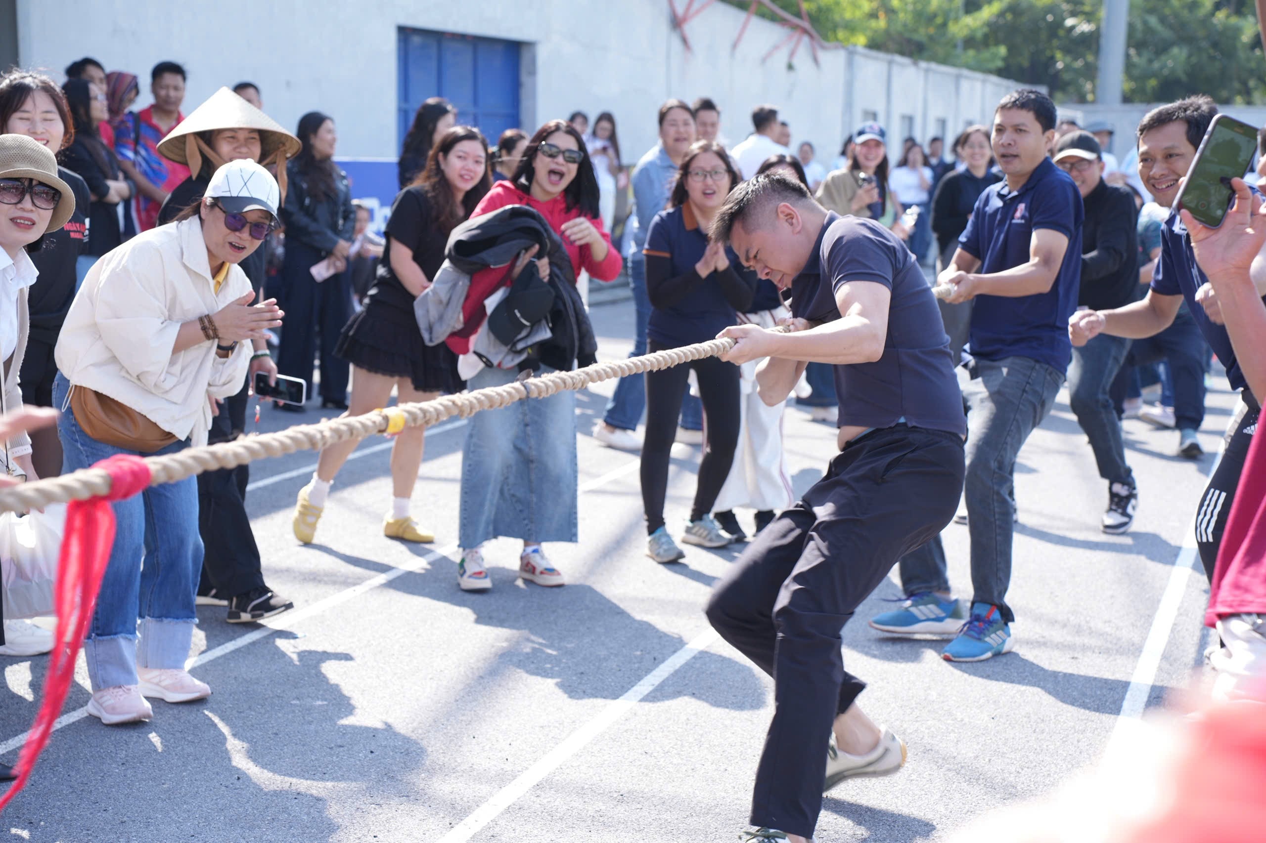 Nội dung kéo co thu hút sự tham gia sôi nổi của các đơn vị