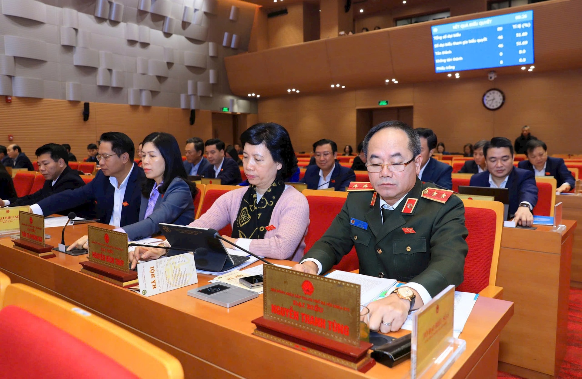 ບັນດາ​ຜູ້​ແທນ​ລົງ​ຄະ​ແນນ​ສຽງ​ຜ່ານ​ມະຕິ​ກອງ​ປະຊຸມ​ຄັ້ງ​ທີ 23 ຂອງ​ສະພາ​ປະຊາຊົນ​ນະຄອນ​ຮ່າ​ໂນ້ຍ ຊຸດ​ທີ XVI.-anh-quang-thai.jpg