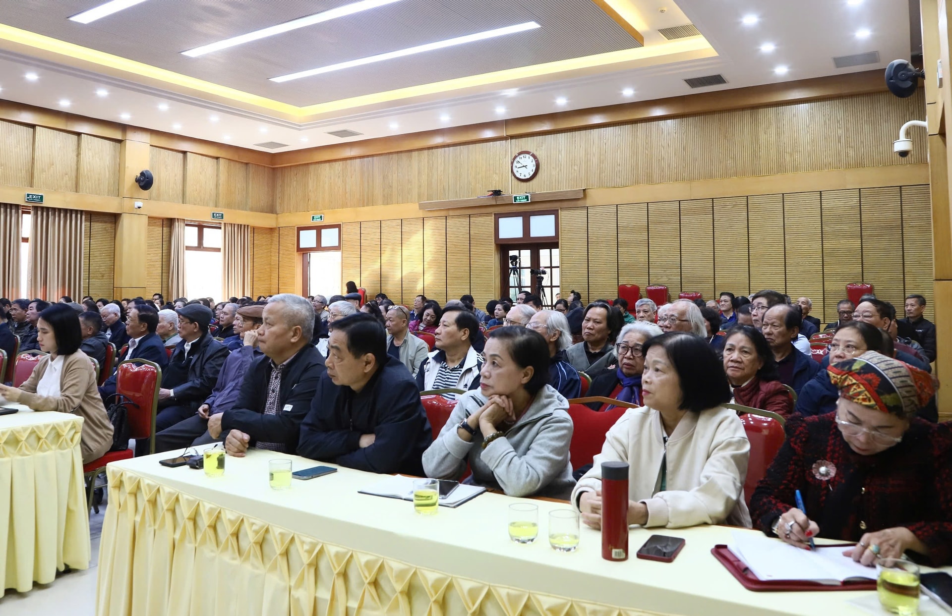 ສະມາຊິກ​ພັກ​ແຂວງ ຟູ໋​ຮົ່ງ​ກຽນ ​ເຂົ້າ​ຮ່ວມ​ກອງ​ປະຊຸມ​ໃຫຍ່​ຜູ້​ແທນ​ທົ່ວ​ປະ​ເທດ​ຄັ້ງ​ທີ 18 ຂອງ​ຄະນະ​ພັກ​ນະຄອນ ຮ່າ​ໂນ້ຍ..jpg