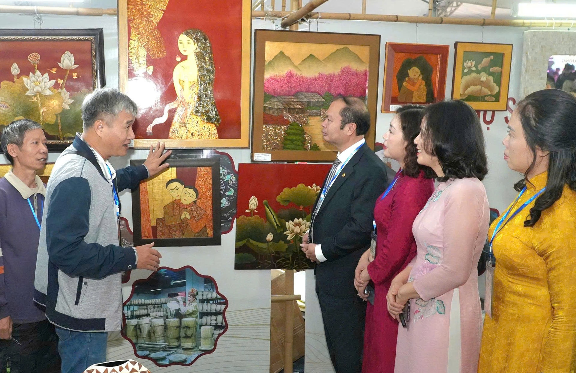 ແນະນຳຜະລິດຕະພັນຫັດຖະກຳໃນກອງປະຊຸມສິນຄ້າຫັດຖະກຳ ແລະ ສິນຄ້າກະສິກຳ ແລະ ອາຫານປອດໄພ ປີ 2025..jpg