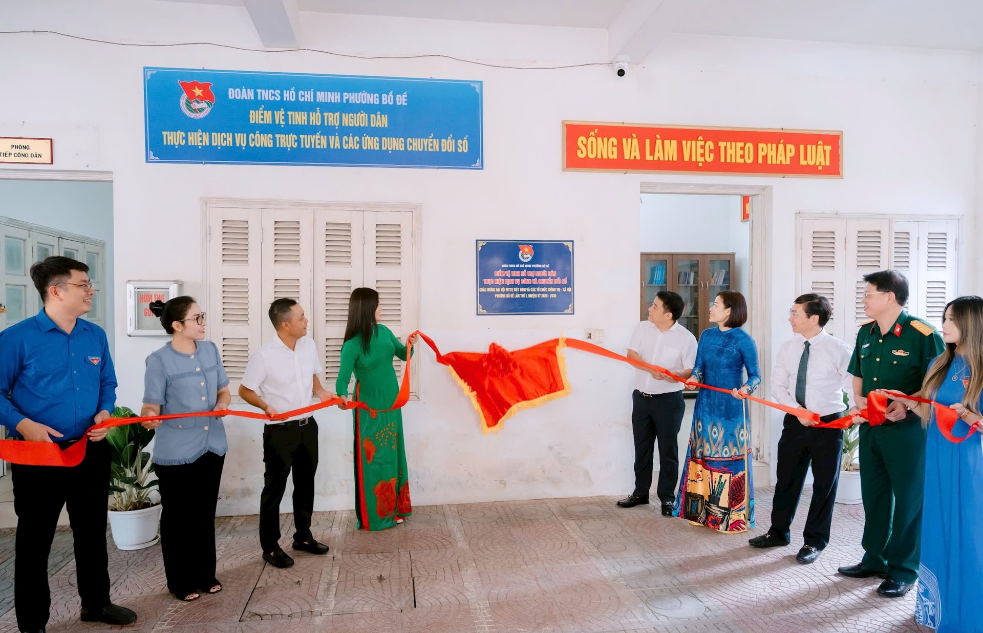 ເປີດຕົວຮູບແບບການສະໜັບສະໜູນປະຊາຊົນໃນການປະຕິບັດການບໍລິການສາທາລະນະອອນໄລນ໌ ແລະຄໍາຮ້ອງສະຫມັກເພື່ອປ່ຽນຕົວເລກຂອງສະຫະພັນຊາວໜຸ່ມຂອງຫວອດໃຫ້ນຳໃຊ້..jpg