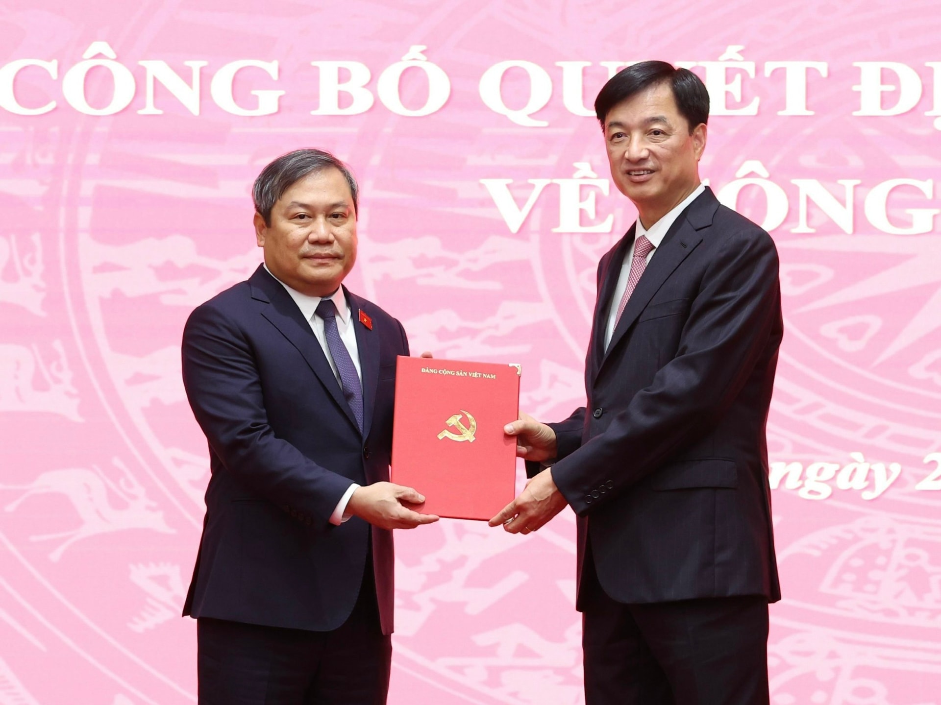 bi-thu-thanh-uy-ha-noi-nguyen-duy-ngoc-trao-quyet-dinh-cho-dong-chi-vu-dai-thang.-anh-viet-thanh.jpg
