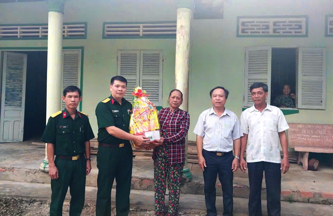 trung-ta-tien-si-tran-huu-huy-tang-qua-trao-tien-ho-tro-cham-soc-hang-nam-cho-ba-vo-thi-mung-vo-liet-sy-huynh-van-thang-o-ap-chanh-hoi-b-xa-hung-hoa-tinh-vinh-long-..jpg
