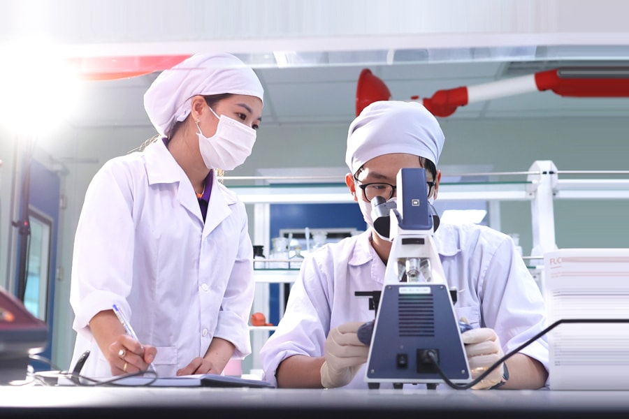 Nghiên cứu khoa học tại phòng thí nghiệm của Nhà máy Dược phẩm công nghệ cao CVI Pharma (Khu công nghệ cao Hòa Lạc).
