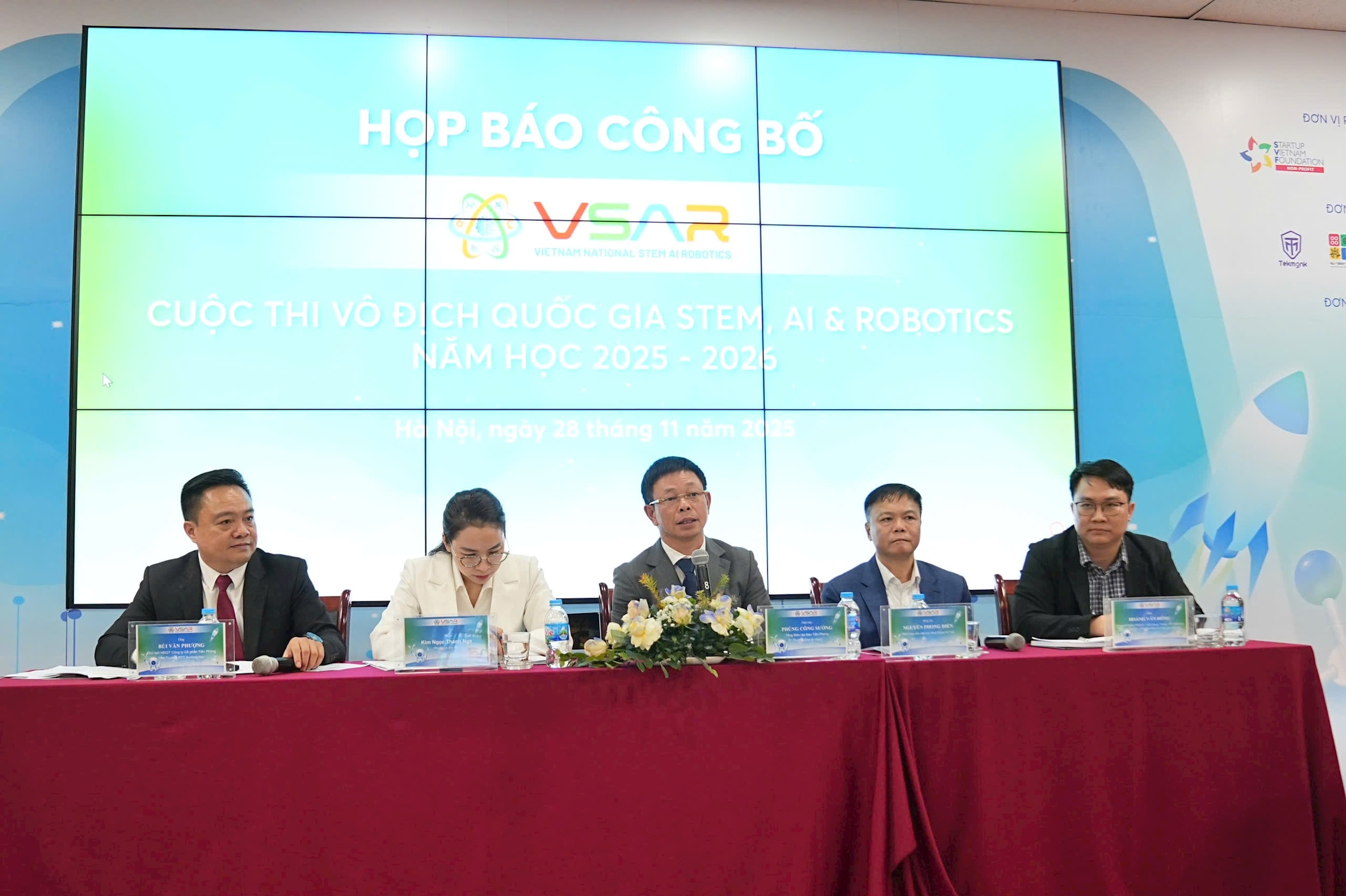 2811-hop-bao-cong-bo-cuoc-thi-ai-1.jpg