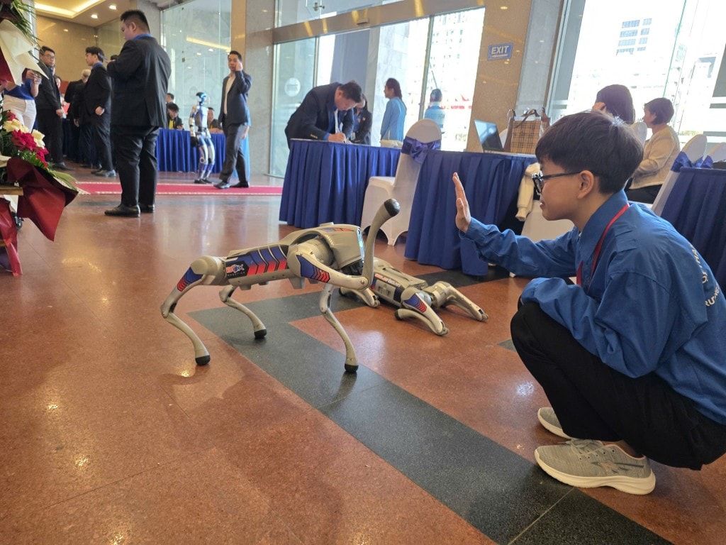 Robot dog Go 2 khiến nhiều bạn trẻ thíh thu bởi sự chuyển động linh hoạt