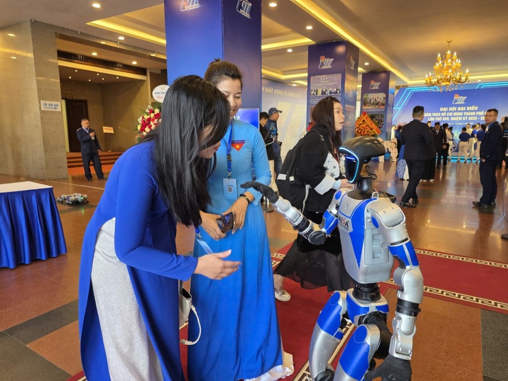 Các bạn trẻ thích thú với robot AI Misa  tại Đại hội