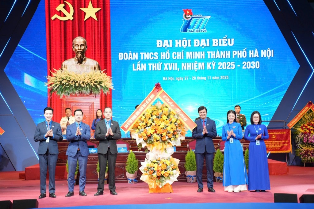 Ủy viên dự khuyết Trung ương Đảng; Phó Chủ tịch Ủy ban Trung ương Mặt trận Tổ quốc Việt Nam, Bí thư thứ nhất Trung ương Đoàn Bùi Quang Huy tặng hoa chúc mừng Đại hội