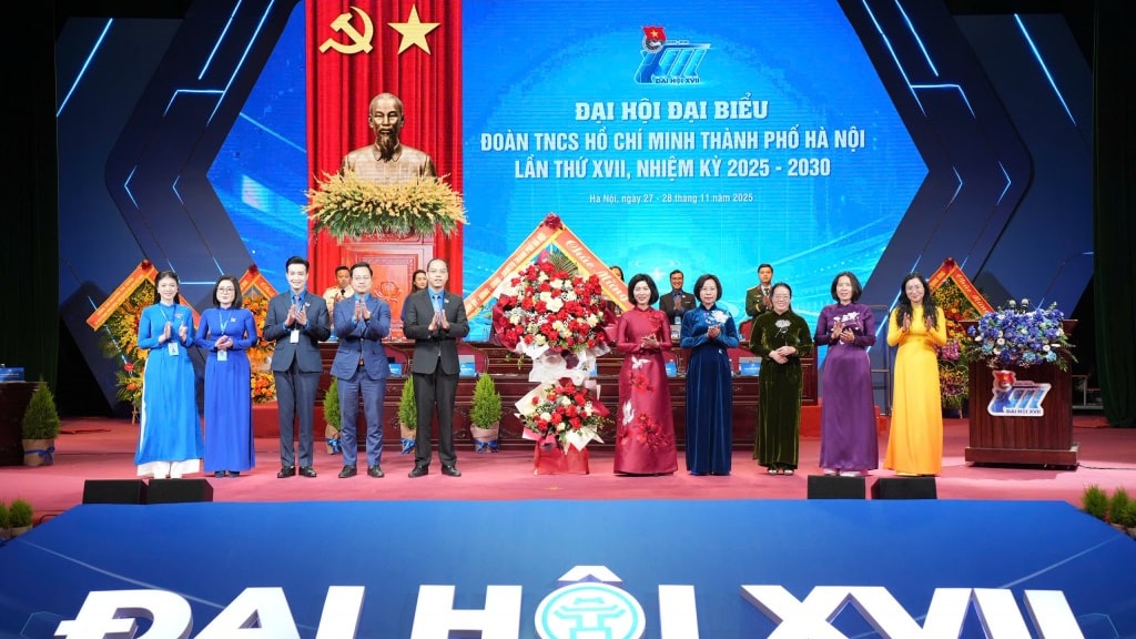 Đại hội đón nhận hoa chúc mừng từ lãnh đạo thành phố Hà Nội