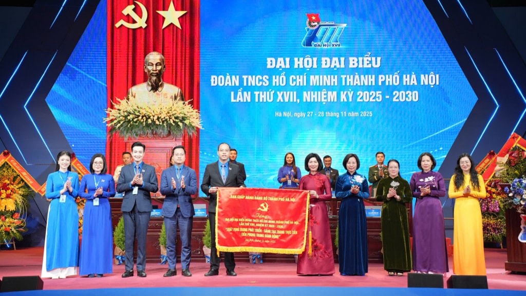 Lãnh đạo thành phố Hà Nội trao tặng bức trướng đến Đại hội