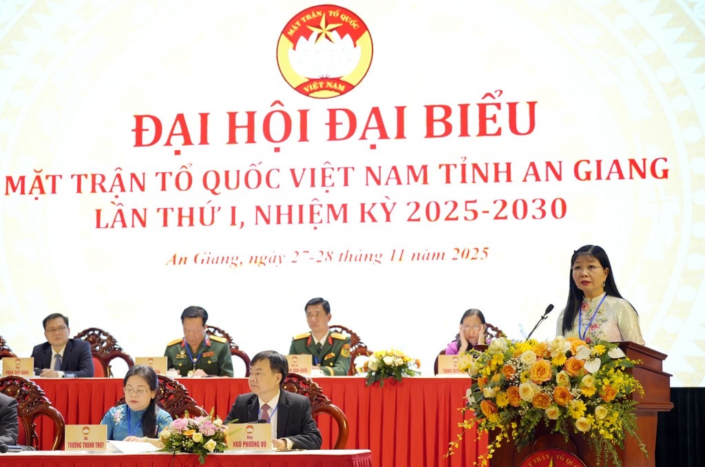 Đồng chí Trần Thị Thanh Hương, Ủy viên Ủy ban Trung ương MTTQ Việt Nam, Phó Bí thư Tỉnh ủy, Trưởng đoàn Đại biểu Quốc hội đơn vị tỉnh An Giang, Chủ tịch Ủy ban MTTQ Việt Nam tỉnh An Giang, Trưởng ban Ban Chỉ đạo đại hội phát biểu khai mạc đại hội (ảnh: Tây Hồ)