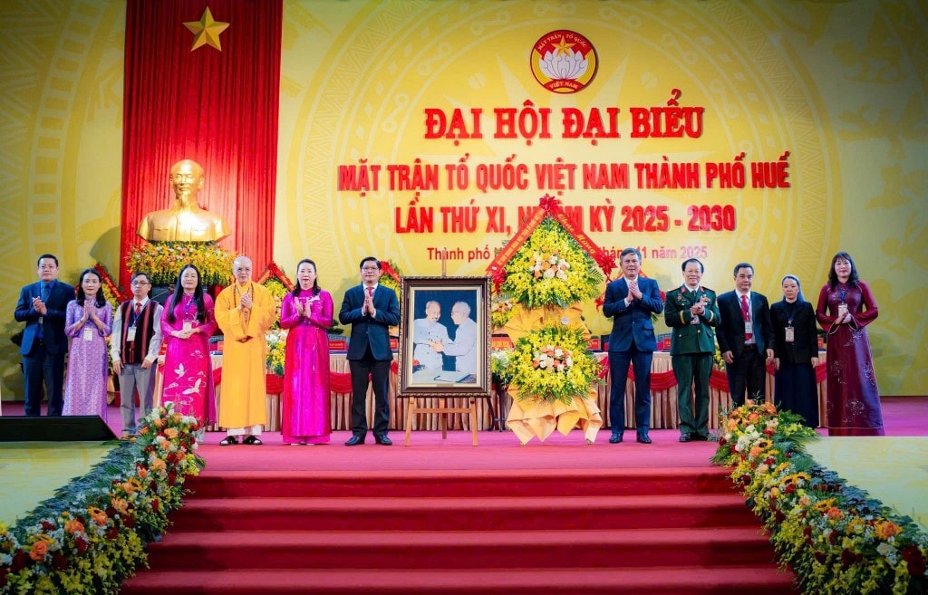 Phó Bí thư Đảng ủy MTTQ, các đoàn thể Trung ương Trần Thắng tặng hoa chúc mừng đại hội 