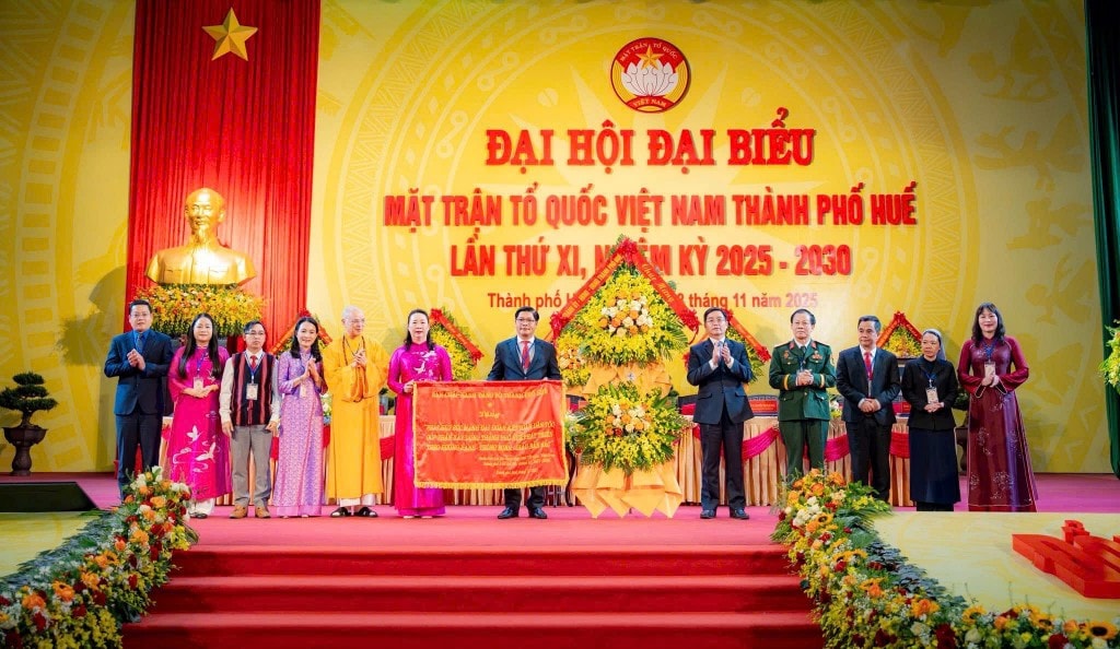 Ông Nguyễn Chí Tài (thứ tư từ trái sang) Phó Bí thư Thành ủy Huế, được hiệp thương cử giữ chức Chủ tịch Ủy ban MTTQ Việt Nam TP Huế khóa XI
