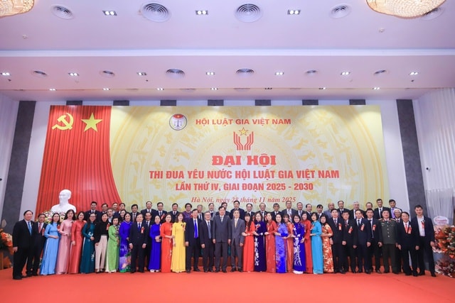 j - Ảnh 2.