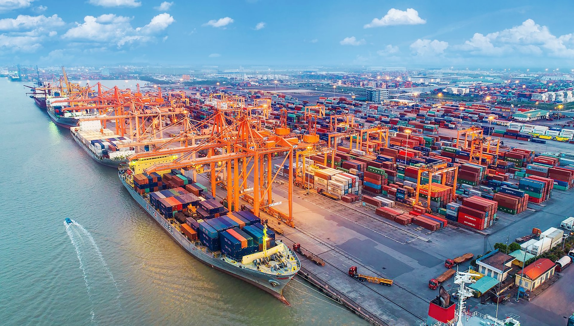 حمل و نقل صادراتی Hoang Hoa در بندر Hai Phong..jpg