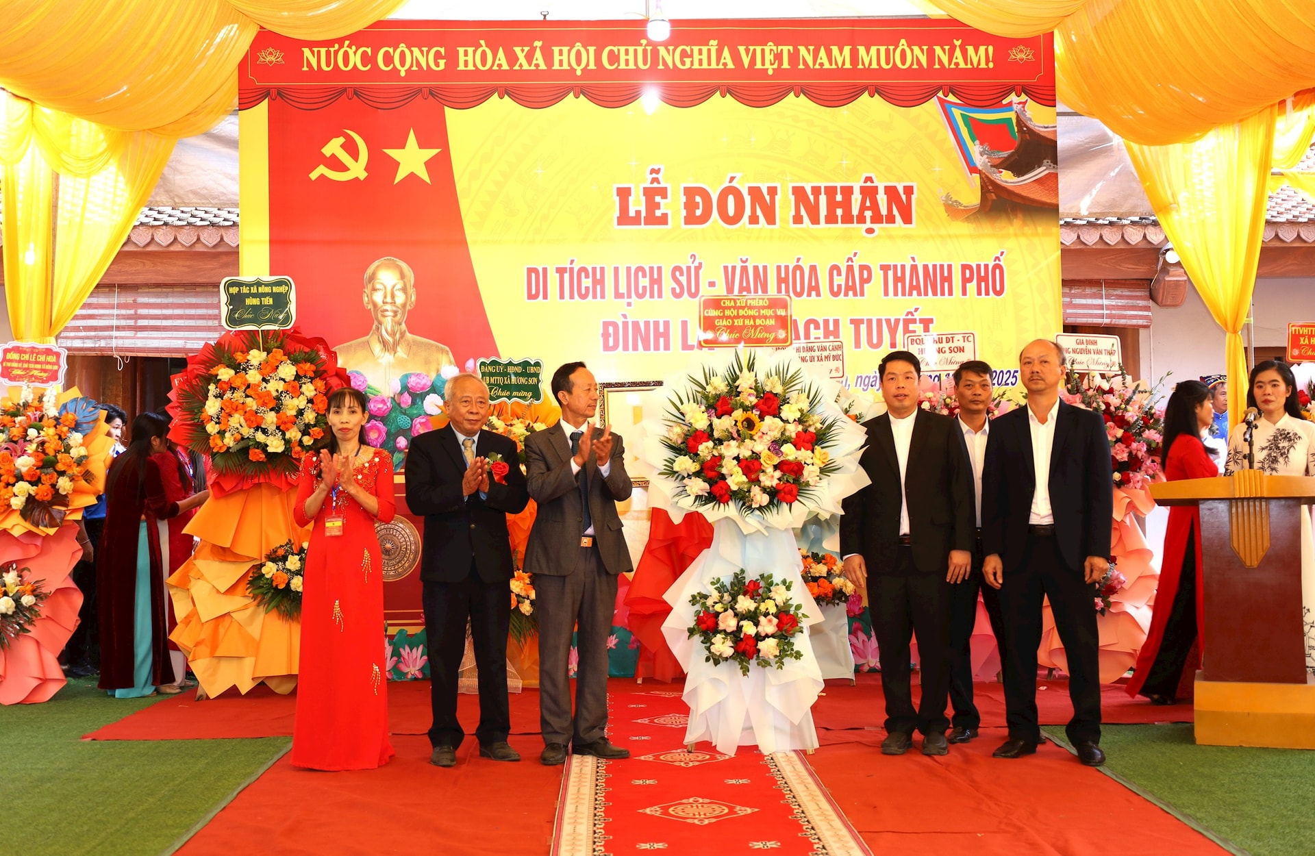 نمایندگان سازمان‌های مذهبی به مردم روستای باخ تویه تبریک می‌گویند. عکس: کیم نهوئه