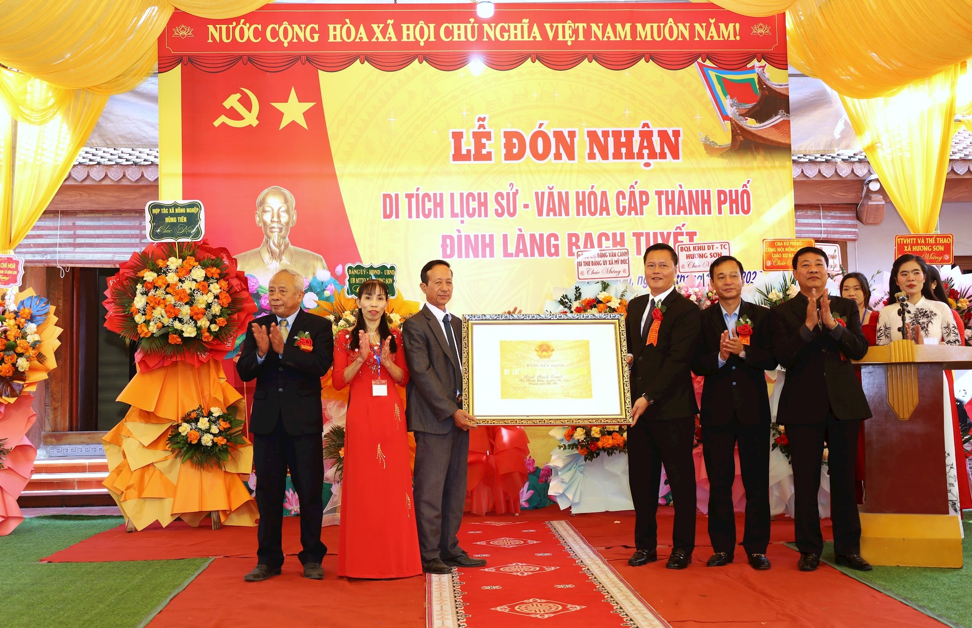 دبیر حزب و رئیس شورای مردمی کمون هونگ سون، تران دوک های، گواهی تقدیر از این یادگار را به رهبران روستای باخ تویه اهدا کرد. عکس: کیم نهوئه