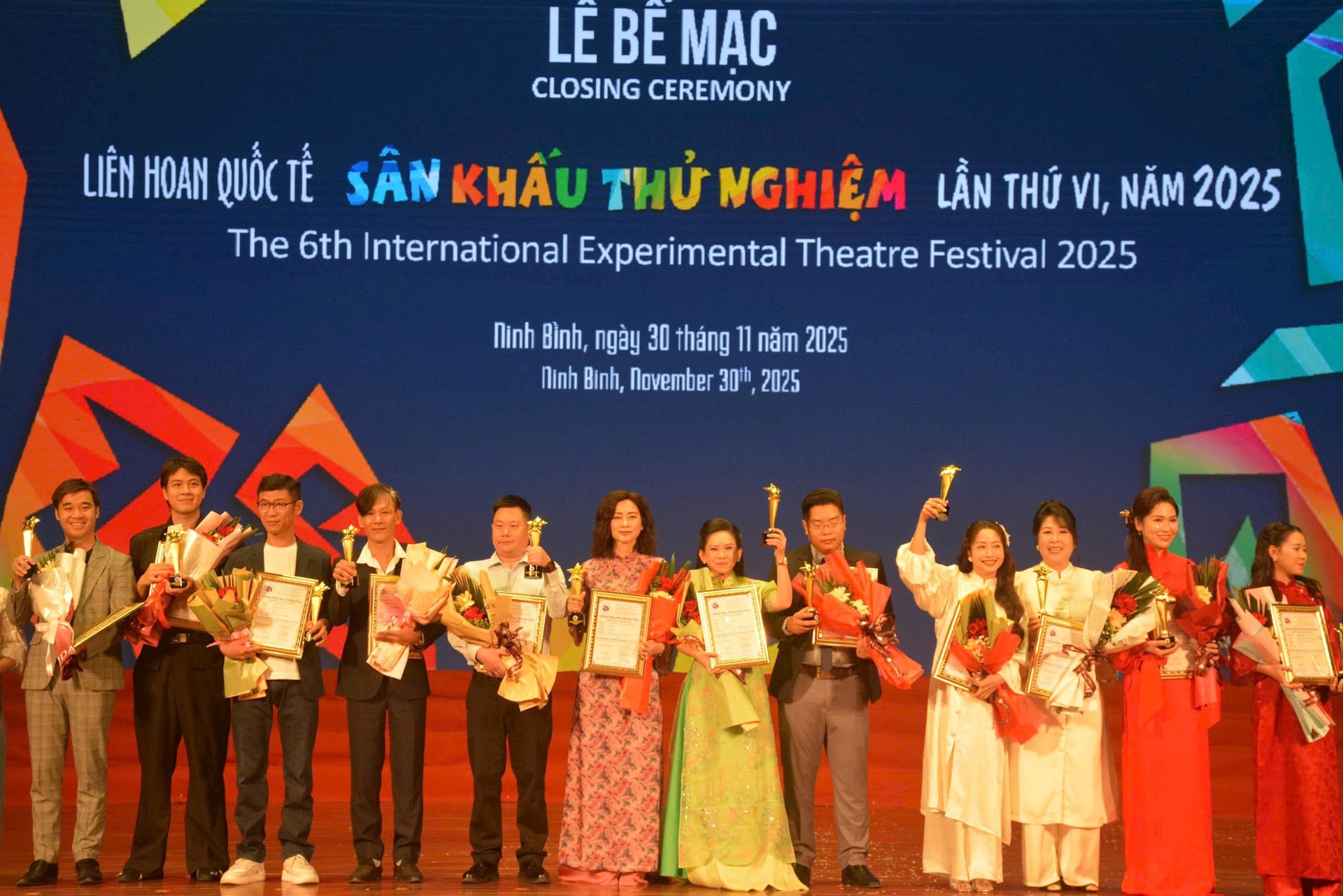 Tildeling av gullmedaljer til skuespillere. Foto: H.Lam