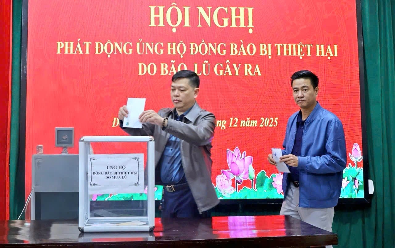 Lederne i Doai Phuong kommune støttet de som var rammet av stormer og flom. Foto: Hoang Phuong