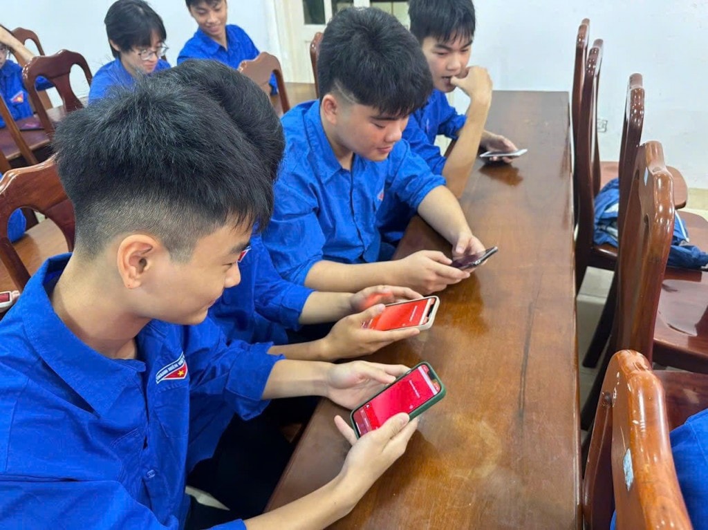 Lực lượng thanh niên tích cực nghiên cứu, thảo luận nhóm trước khi gửi góp ý chính thức.
