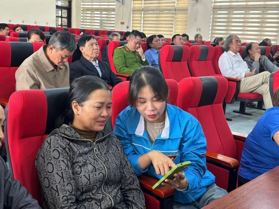 Thanh niên Quảng Ninh hỗ trợ người dân tham gia góp ý vào Dự thảo Văn kiện