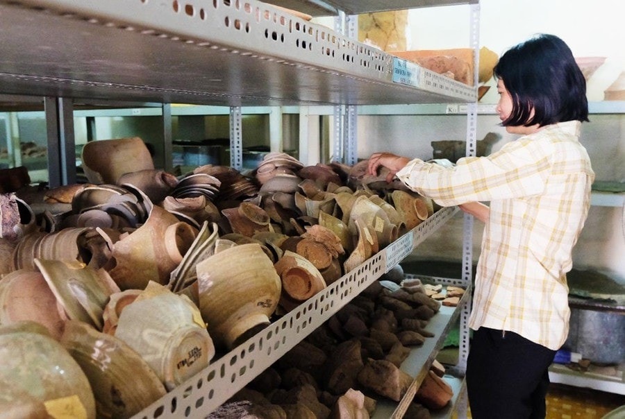 Cán bộ Bảo tàng tỉnh Gia Lai kiểm tra kho hiện vật sau mưa bão (Ảnh: Ngọc Nhuận)