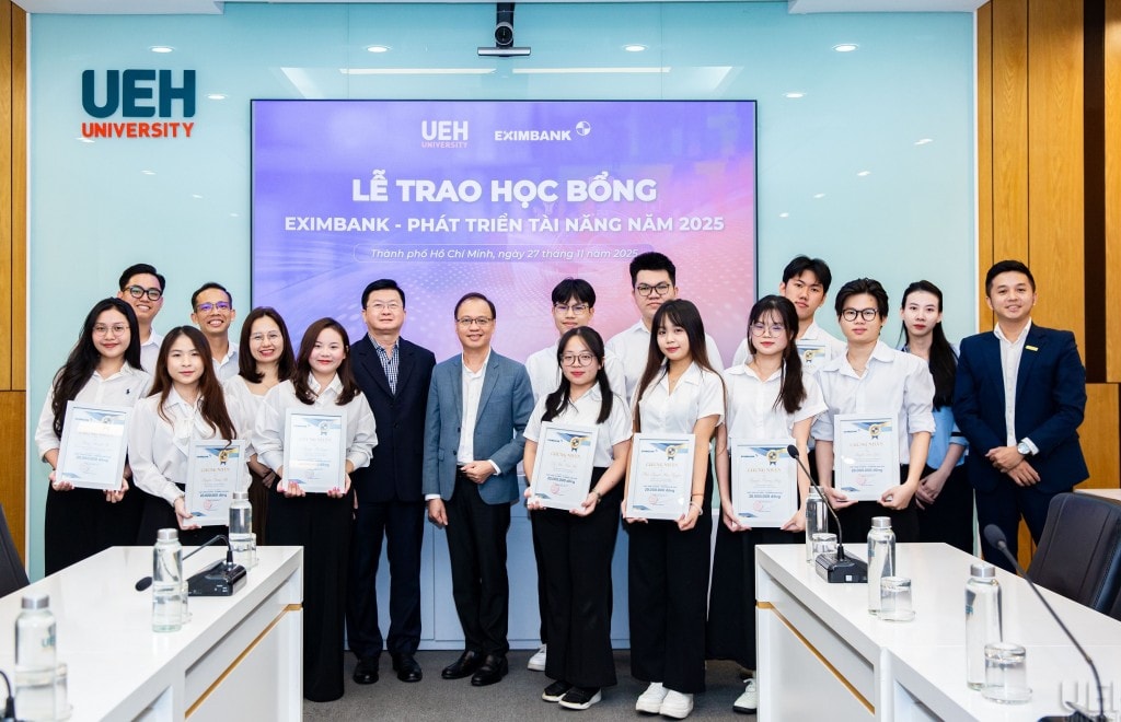 Sinh viên UEH nhận học bổng Eximbank, thể hiện sự nỗ lực trong học tập và tinh thần phấn đấu
