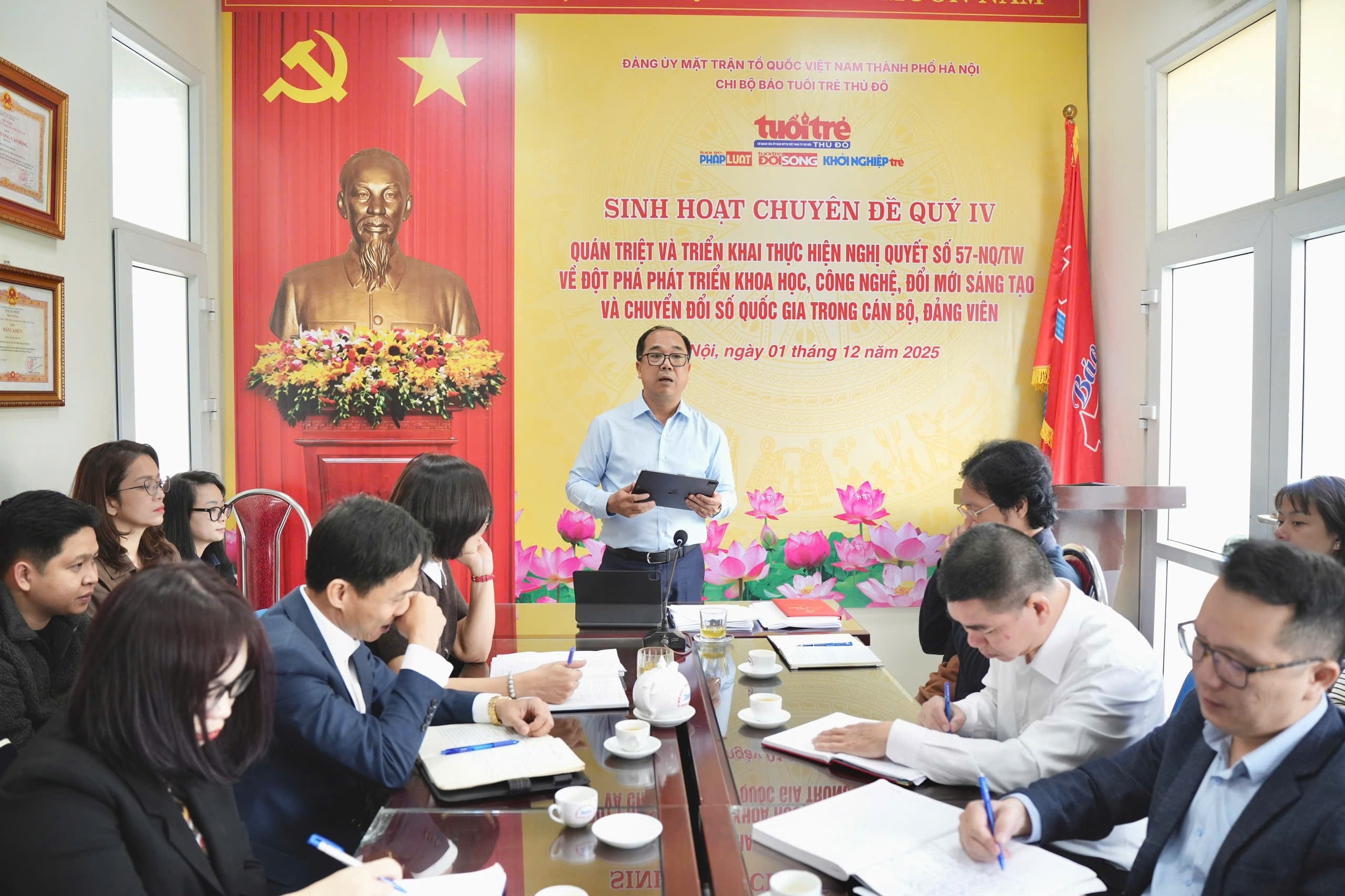Bí thư Chi bộ, Tổng Biên tập báo Tuổi trẻ Thủ đô Nguyễn Mạnh Hưng phát biểu tại buổi sinh hoạt chuyên đề