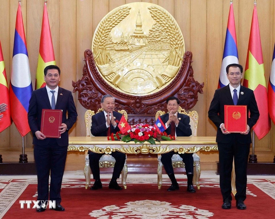 Tổng Bí thư Tô Lâm và Tổng Bí thư, Chủ tịch nước Lào Thongloun Sisoulith chứng kiến trao Biên bản ghi nhớ giữa Bộ Công Thương Việt Nam và Bộ Công Thương Lào về phát triển chuỗi liên kết công nghiệp giữa Việt Nam và Lào (ẢnhTTXVN)