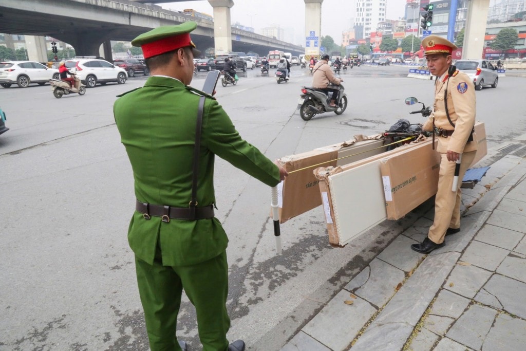 Lực lượng CSGT phối hợp với Công an phường Phương Liệt kiểm tra, xử lý người điều khiển xe máy chở hàng hoá gây mất an toàn giao thông
