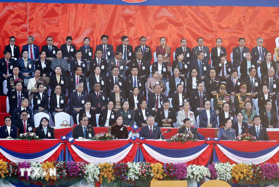 Tổng Bí thư Tô Lâm và Phu nhân cùng các đại biểu dự Lễ kỷ niệm 50 năm Quốc khánh Lào và 105 năm Ngày sinh Chủ tịch Kaysone Phomvihane. (Ảnh: Thống Nhất/TTXVN)