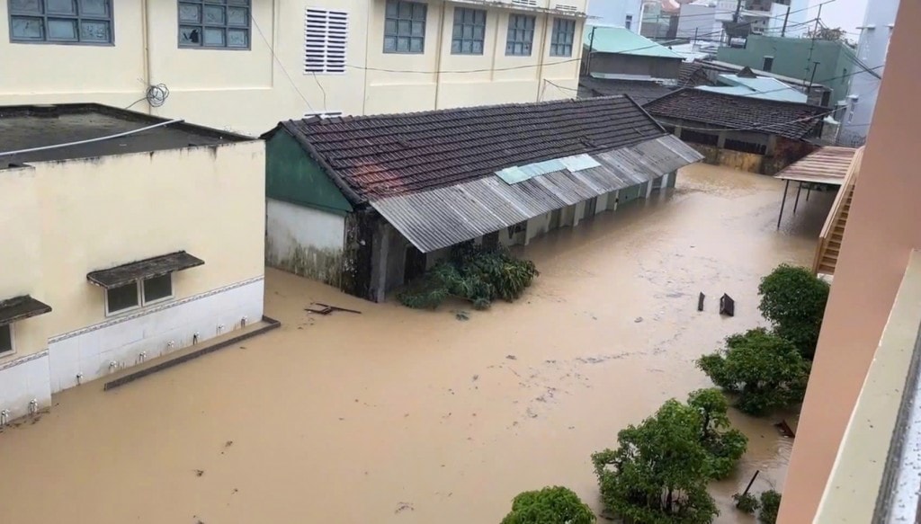 Ở trường THPT số 1 Tuy Phước, cảnh tượng những ngày sau lũ cũng không kém phần hoang tàn.