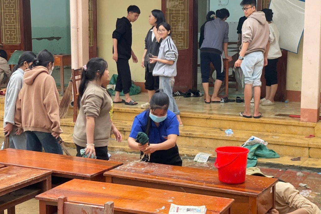 Ngay sau khi nước rút, trường THPT số 1 Tuy Phước đã tổ chức tổng vệ sinh, dọn dẹp khu hành chính, phòng học, khu thực hành; kiểm tra toàn bộ hệ thống điện để đảm bảo an toàn